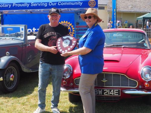 Rotary PresidentSara awarding best car in show shield 